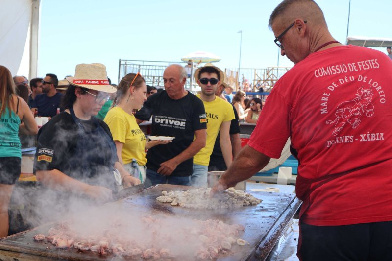GALERIA DE FOTOS de l'estrene del BARET de les festes de DUANES: gran ambient, “botellins” a caixes i, a més… bous a la mar GALERIA DE FOTOS de l'estrene del BARET de les festes de DUANES: gran ambient, “botellins” a caixes i, a més… bous a la mar